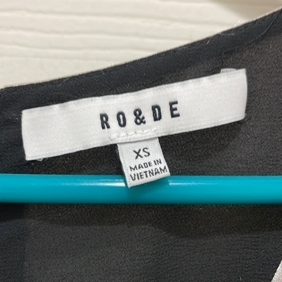 RO & DE Silky Metallic Cut Out Top - Picture 7 of 7